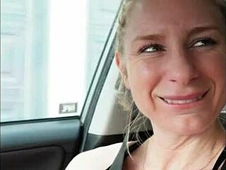 핏한 MILF 체육관 후 차에서 박힘 보고 싶어?