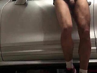 ガレージジムでワークアウトするゲイたちを覗く