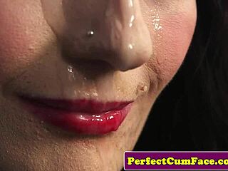 ¿Puedes con esta belleza en lencería recibiendo un facial masivo?