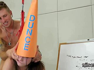 Kinky schatje verdraagt harde anale behandeling in gesticht