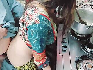 Dude, min indiske kone laver mad mens jeg banker hendes stramme røv!