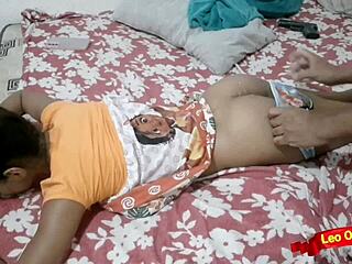 Den süßen Arsch meiner Stieftochter mit Schwanz und Toys massieren fühlt sich wild an