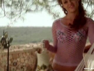 Novias lesbianas europeas juegan traviesas al aire libre en Bélgica