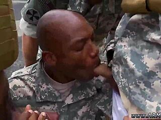 Armeijamiehet suihkussa