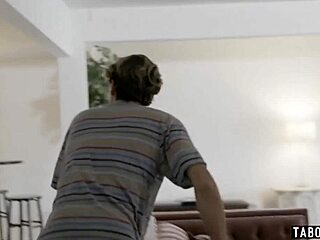 Związana laska kusi ssaniem i lizaniem w sadomaso