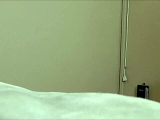 Blond milfka dráždi obrovským orálom na masívny facial v rýchlom čísle