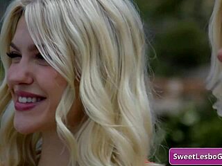 Blonde Tetas Besar Jilat Pussy
