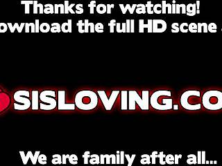 Soră vitregă excitată vrea să-i facă un muie adânc fratelui vitreg diseară