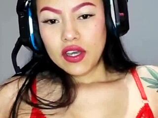 Colombian housewife teases follower with moaning in private lesbian chat.