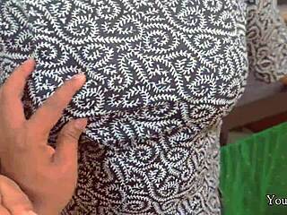 Dice fóllame el coño mojado sin condón.