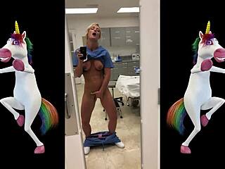 Mulher Ebony Sexy Óleo Peitos Grandes Saltitantes Durante Masturbação de Buceta Molhada