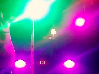 สตริปเปอร์หน้าใหม่ยั่วด้วยถุงน่องยาวถึงเข่า ท่าเซ็กซี่สุดๆ