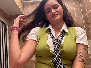 Tetas grandes estudiante folla profesor para aprobar economía.