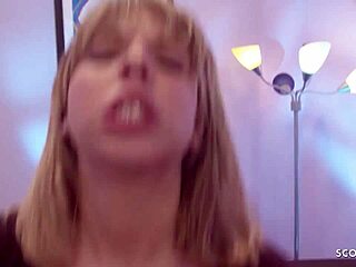 抓到小18+继妹自慰诱惑她操