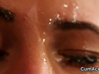 Yaramaz Honey yüzüne sperm yükü alıyor, tüm dölü yutuyor