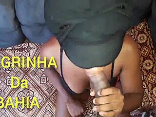 morena gostosa enjoys lesbian licking with dotado