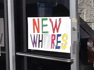 라텍스 코르셋 입은 성숙한 갈색 머리 여자가 스터드에게 젖게 핥고 박힘