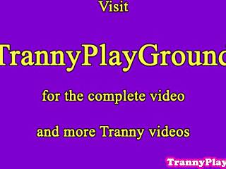 Любительская трани трахается в жопу по-собачьи крупным планом