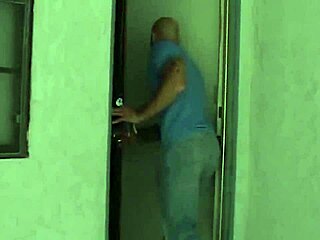 Aku suka tetek besarnya, rambut blonde, dan pantat lapar buat dia pelacur anal sempurna