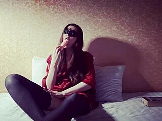 Ivypoisonsex Gets Horny Masturbating with Ice Cream!