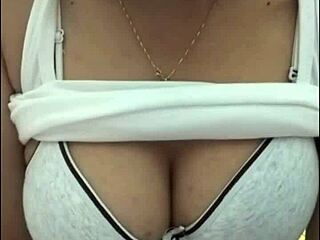 큼직한 젖 em ngực bự, 웹캠에서 큰 젖 자랑