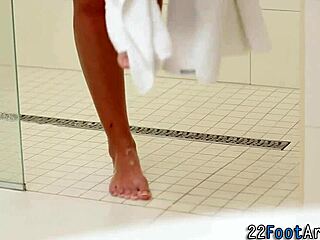 변태 유럽 슬럿이 발 핸드잡이랑 블로잡이로 사정해