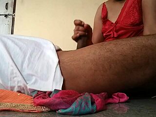Индийска баба прави намекващ минет на открито в реално
