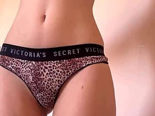 Мъничка 18+ момиче Майски дразни с мокра путка