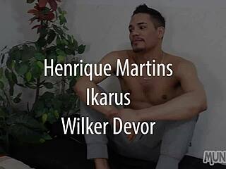 Um show para nosso amigo punheteiro. Ele suga monster cock e blowjob bareback.