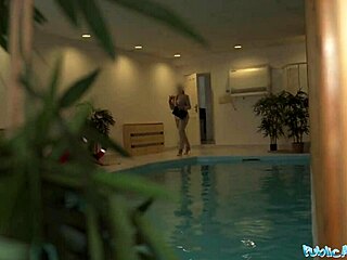 riskabelt sex med monsterkuk i poolen 😏