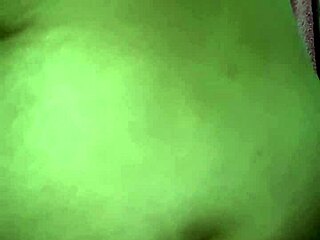 Тя разшири големия си задник с бутилка, обичайки дръзката курвенска забава