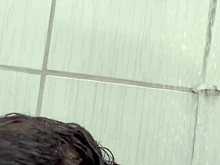 Um show para nosso amigo punheteiro. Ele suga monster cock e blowjob bareback.