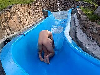 Jeg blev vild af at udnytte min fastklemte hermanastra ved poolrutsjebanen til hård sex del 2