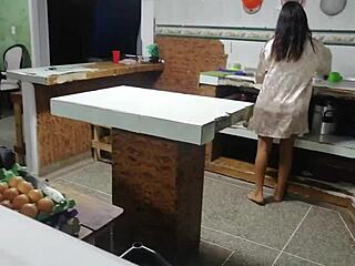 스텝브로더에게 뜨거운 음식 서빙하며 엉덩이 구부리고 애널 개새끼 스타일로 박아 큰 가슴 자위