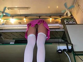 Seksi devica razširi noge, nevede o skrivni kameri