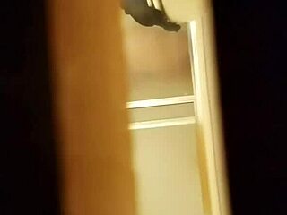 Špehujem ju pri holení chlpatého kunda