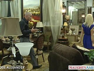 Monique Alexander tatuada con tetitas 18+ cubiertas de corrida