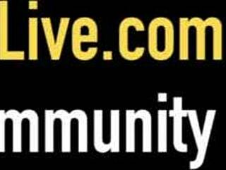 Én vagyok Julia Ann, a kanos MILF, aki nedves fújással zárja le a ház eladását.