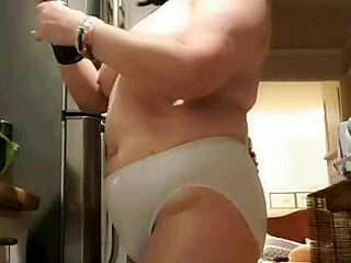 Kone i køkken i store trusser får sine patter sutted hårdt!