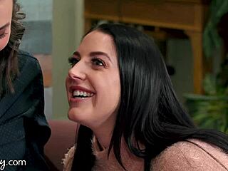 Girlsway Yıldızları Aidra Fox ve Casey Calvert, Angela White ile Lezbiyen Eğlenceyi Keşfediyor