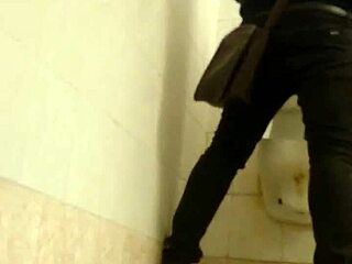 Tak občutek povezanosti med gejevskim seksom v tesnem stranišču