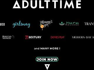 Violet Starr Linda Come e Masturba sua Companheira Ruiva Durante Jogo de Tabuleiro!