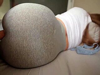 Mostohatestvérem rajtakapott masztizás közben, és szétkúrtam a leggings lyukát