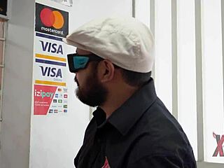 bărbat disperat umple păpușa sexuală hiperrealistă cu spermă