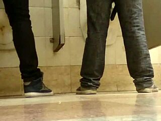 Чувствую такую связь во время гей секса в тесном туалете