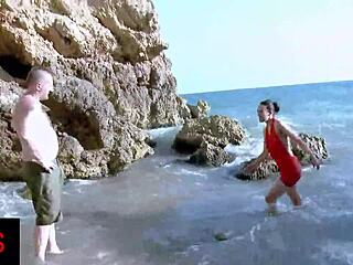 בחורה יפה נדפקת חזק על שפת הים עם אקשן חיצוני מדהים