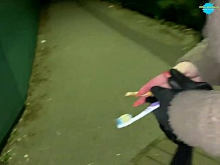 Cracky がパブリックスタント中に剃毛マンコに詰めた物を忘れる