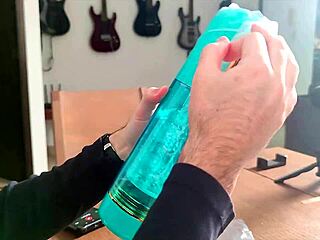 Cesur Hayden İncelemesi: Dolgun kahverengi kız oyuncaklarla yarakla oynuyor, çıplak ve tombul