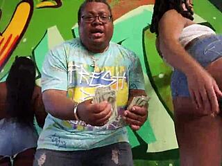 공식 Can I Hit 뮤비에 문신과 신발 신은 흑인 에보니 베이비