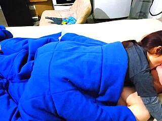 귀여운 젊은 커플 섹스 후 크림파이